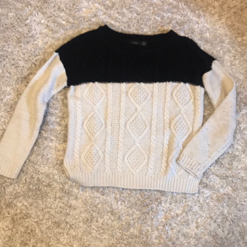 SALE🎉 Navy and White Sweater